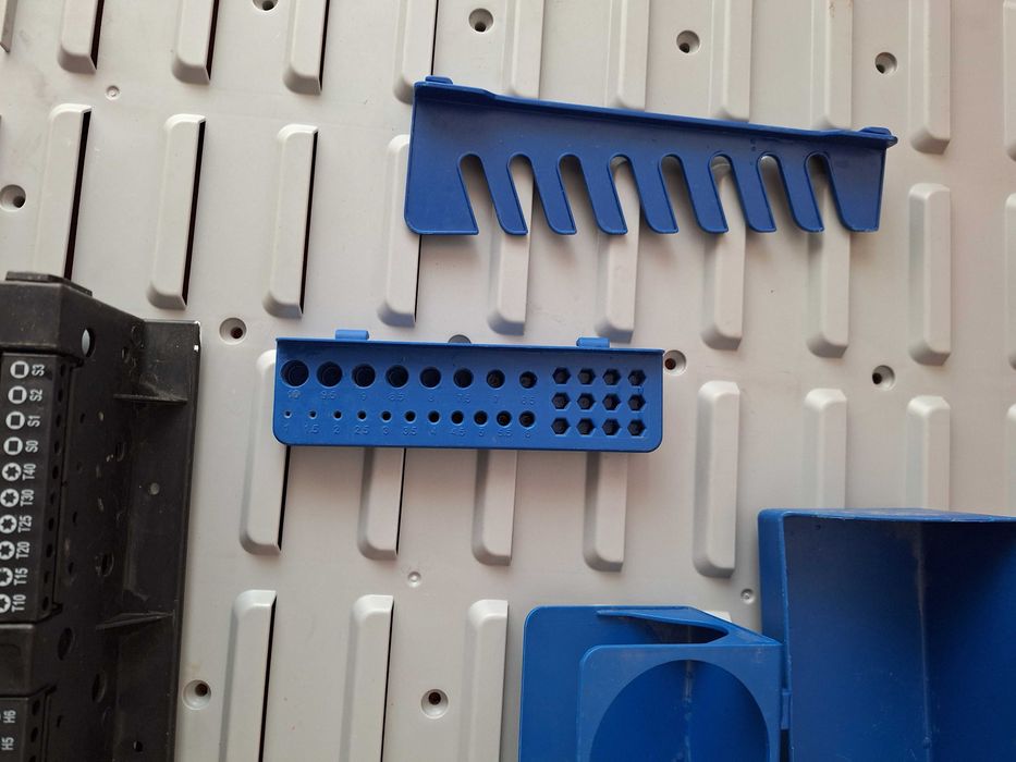 Organizator pentru atelier, montare pe perete placă perforată cu fante