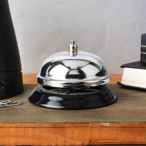 Reception uchun qo‘yilgan kichik qo'ng'iroqcha.