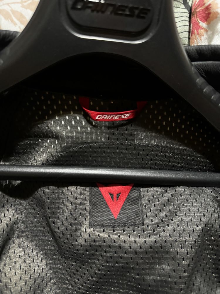 Продавам Чисто ново  Яке Dainese