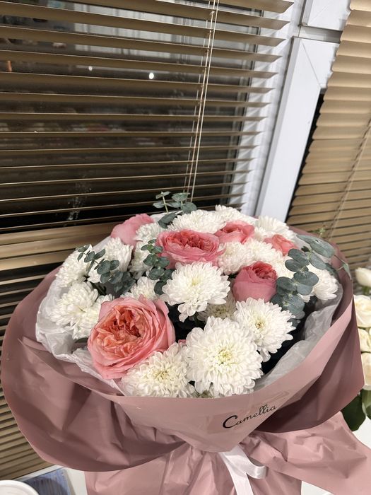 Красивый, пышный букет, составленный из свежих цветов.