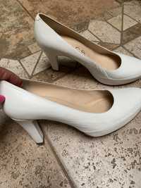 Бели обувки естествена кожа нови,испански