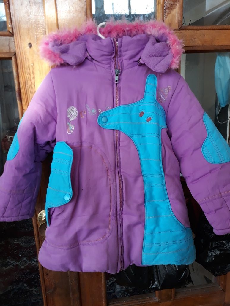Куртка детская на 4-6 лет, с капюшоном, зимний вариант.