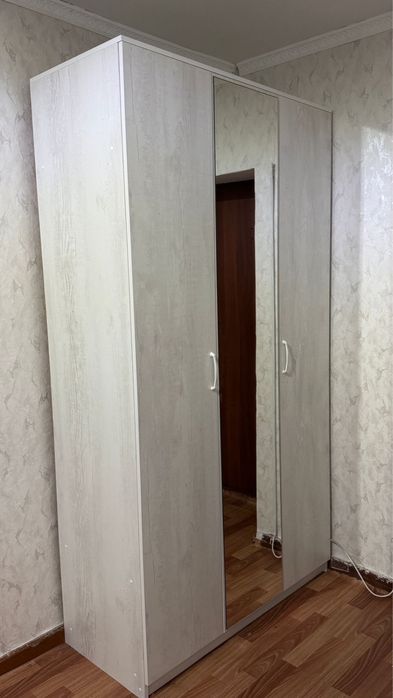 Шкаф с зеркалом и стол