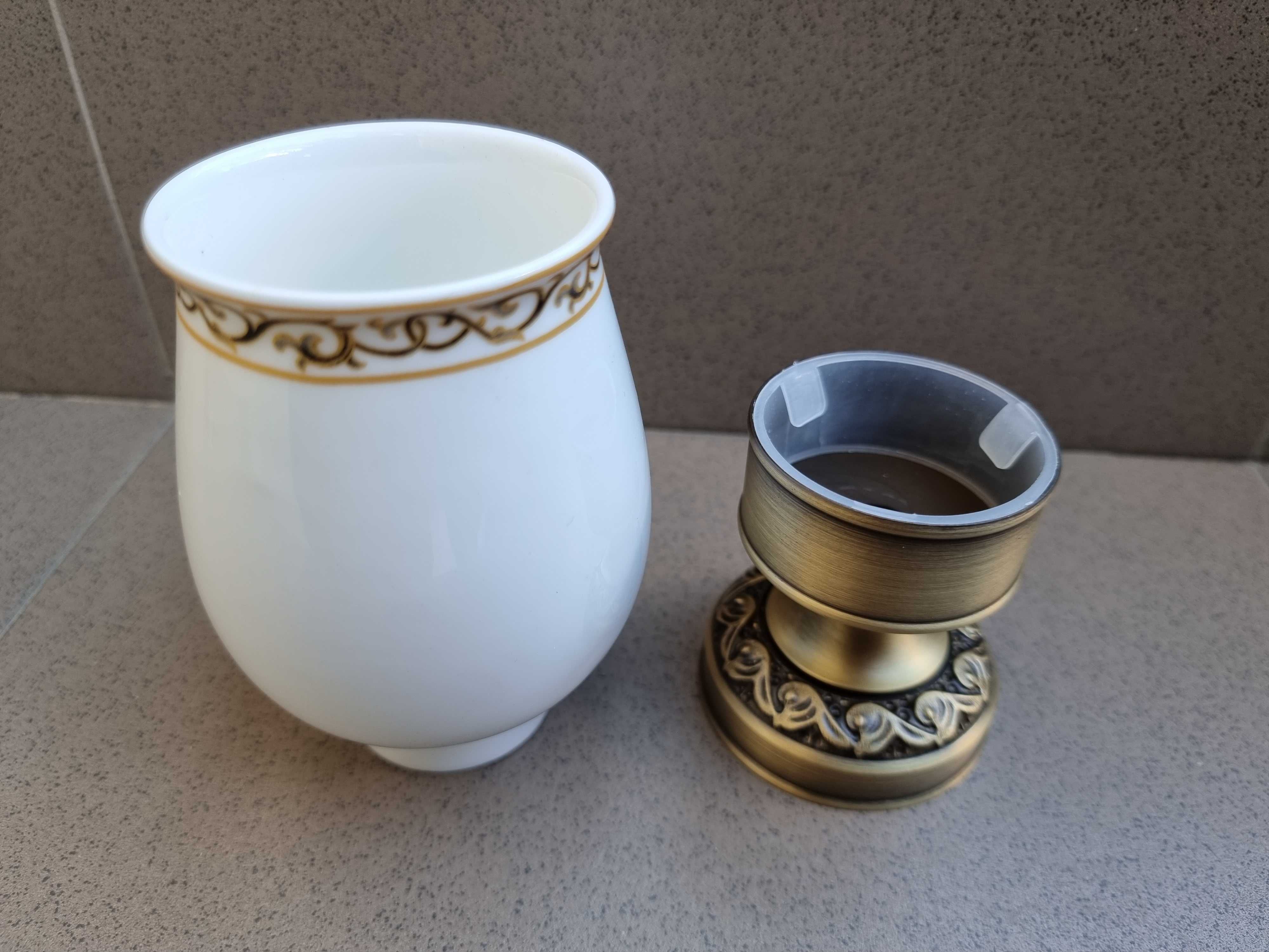 Accesorii baie bronz antic, suporti din alama si portelan