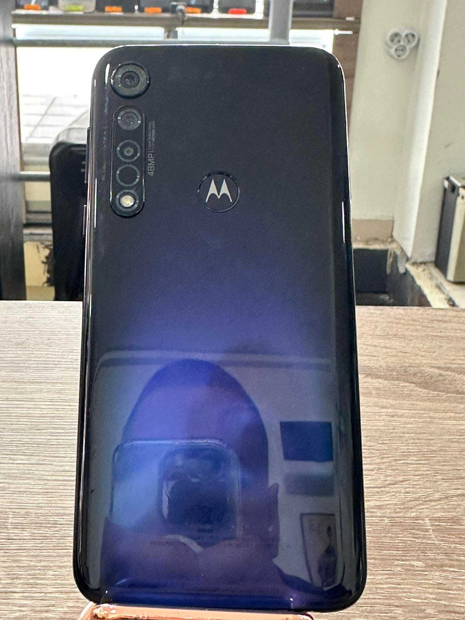 Телефон Motorola G8 Plus