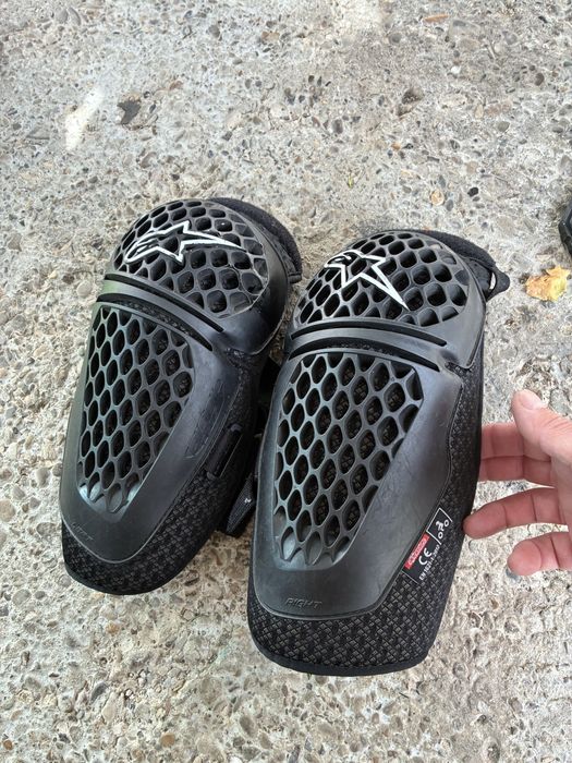 Costum moto cu protecții