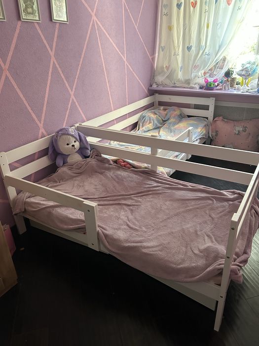 Детская кровать практически новые