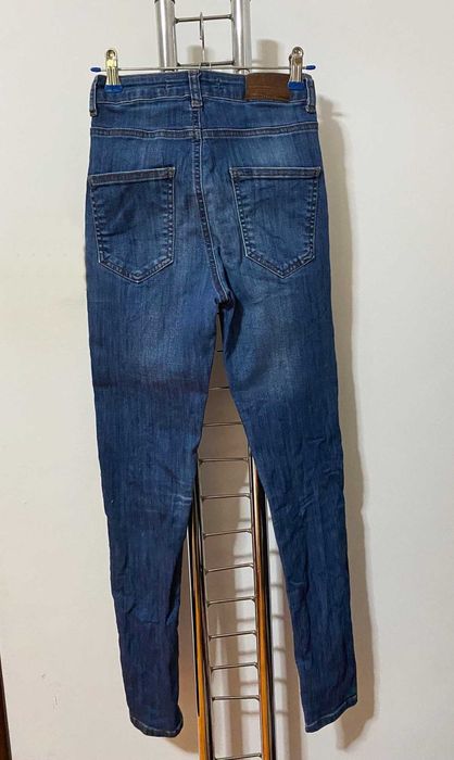 Blugi skinny talie inalta cu fermoare decorative pe genunchi