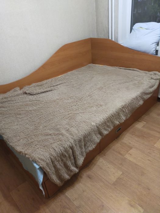 Продам кровать 18000 с матрасом.