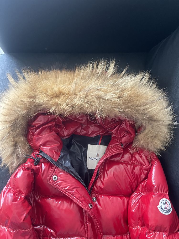 Оригинално дамско яке  Moncler с качулка от естествен косъм