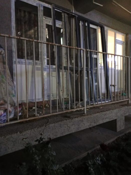 Окна витражные с черной рамой