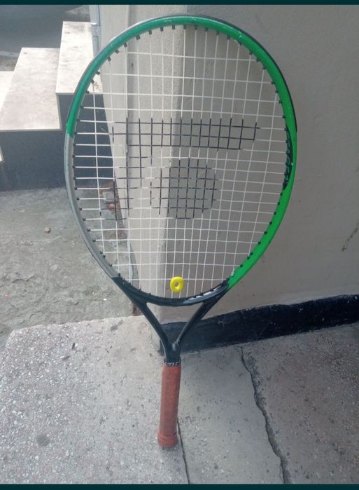Racheta este originala , in stare foarte buna , mici urme folosinta ,