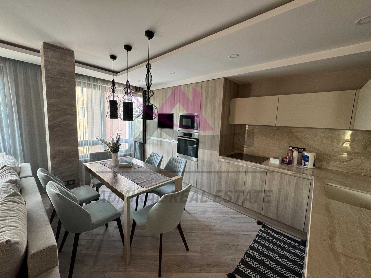 Дава се под наем Тристаен апартамент в Варна, Левски - 130 кв.м за 800 € - Снимка #1