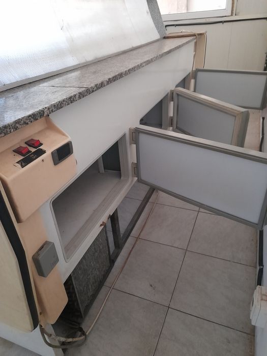 Vitrina frigorifică mezeluri și lactate