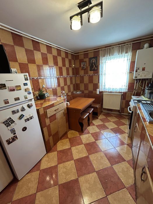 4 camere decomandat - zona de jos - Modern - se accepta credit