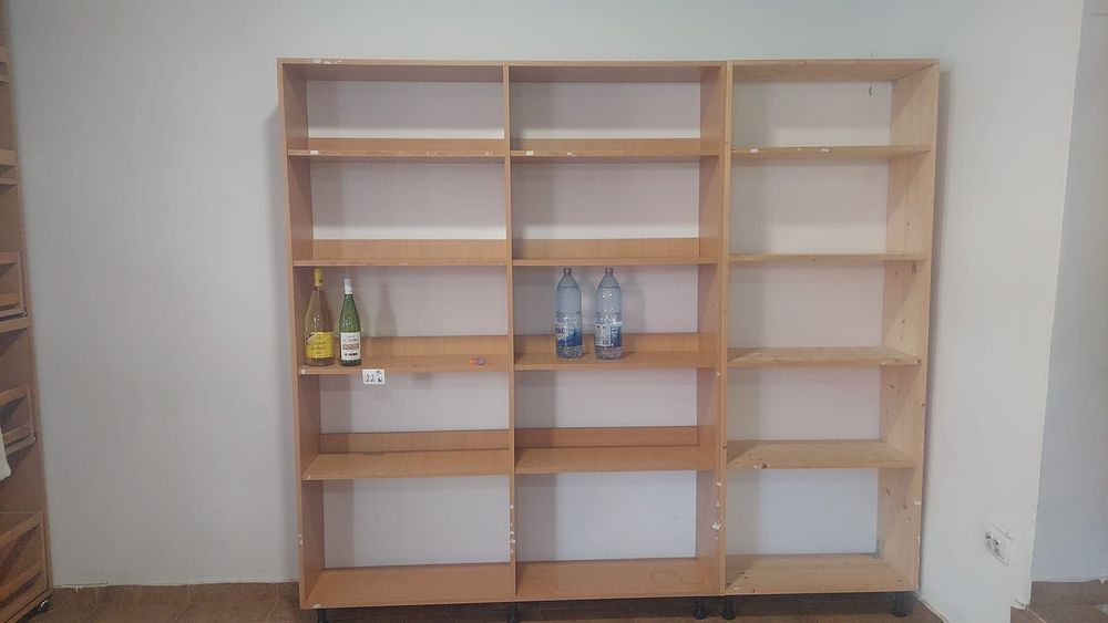 Vand rafturi si vitrine pentru marfă