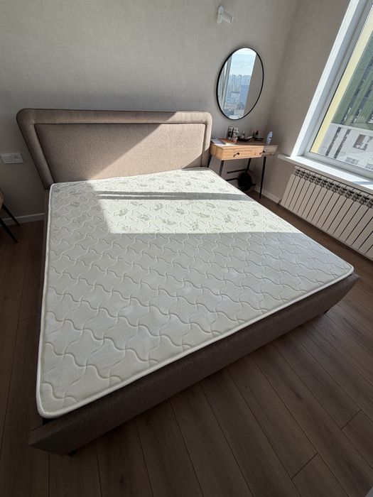 Спальная кровать, имеется матрас