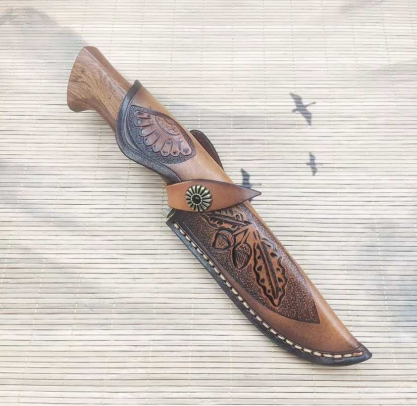Cutit japonez Damasc, 107 straturi, miez VG 10, teaca piele bovina