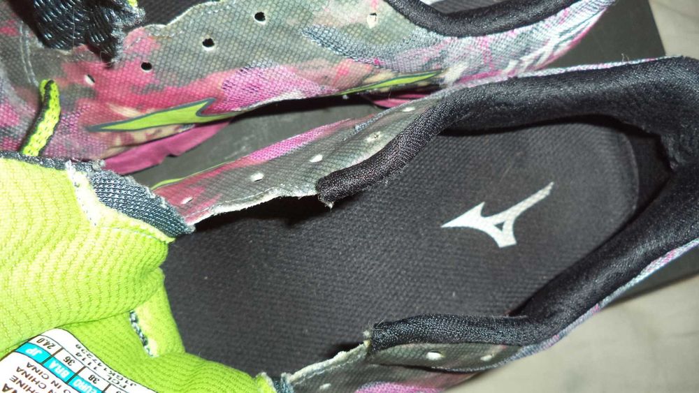 Продавам малко използвани планински  дамски  маратонки