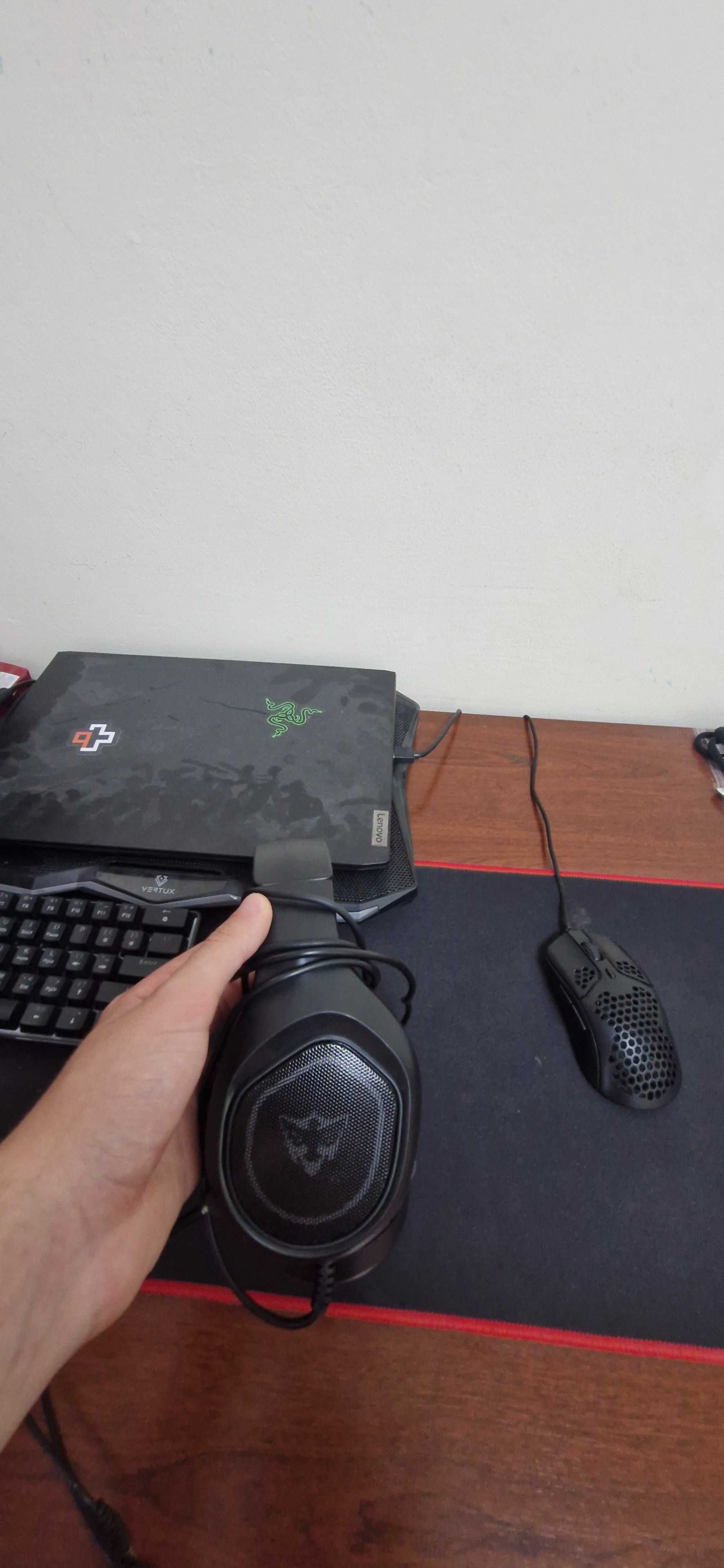 Casti de gaming cu lumini