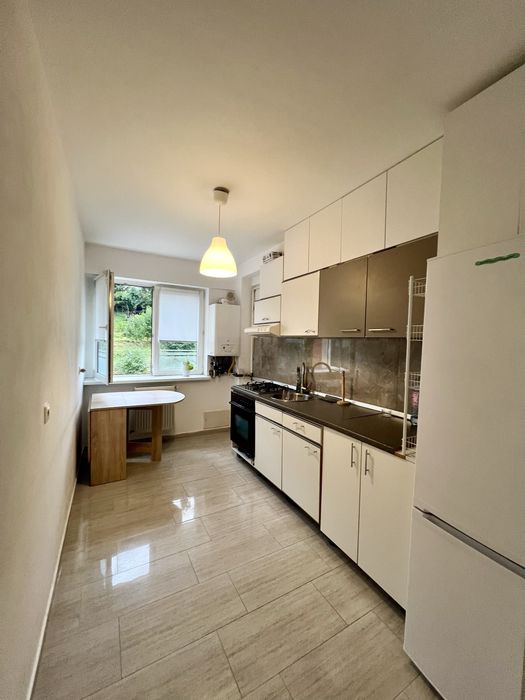 Apartament de inchiriat in zona Vivo cu parcare
