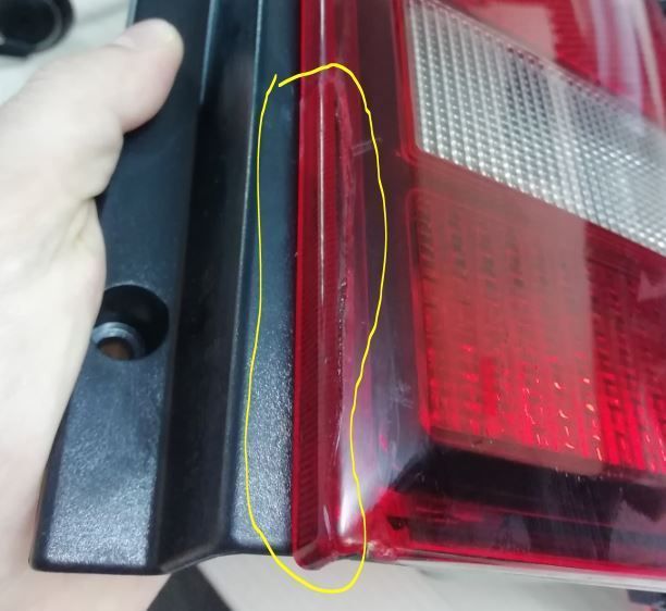 Stop spate lampa Volkswagen Transporter/Multivan (T5), 10.2009-, spate, Dreapta, Caravelle, Multivan, P21/5W+P21W+PY21W+R10W; rosu-alb, fumuriu; , Hella Fara suport becuri - Crapat