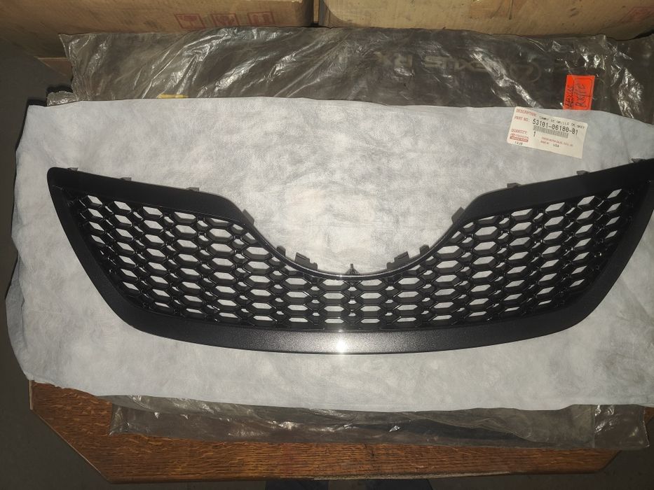 Продам решётку радиатора на TOYOTA CAMRY40,  Новый в ориги