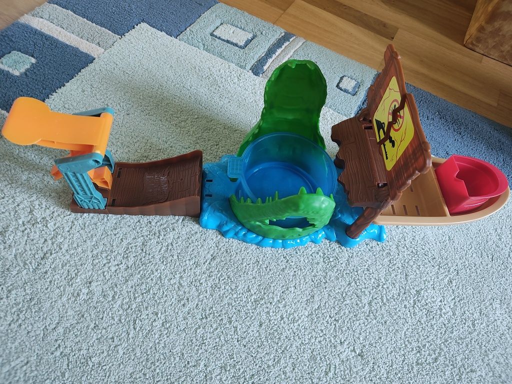 Писта Hot wheels monster trucks и крокодил