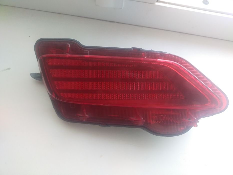 Продам отражатель на Toyota Rav4