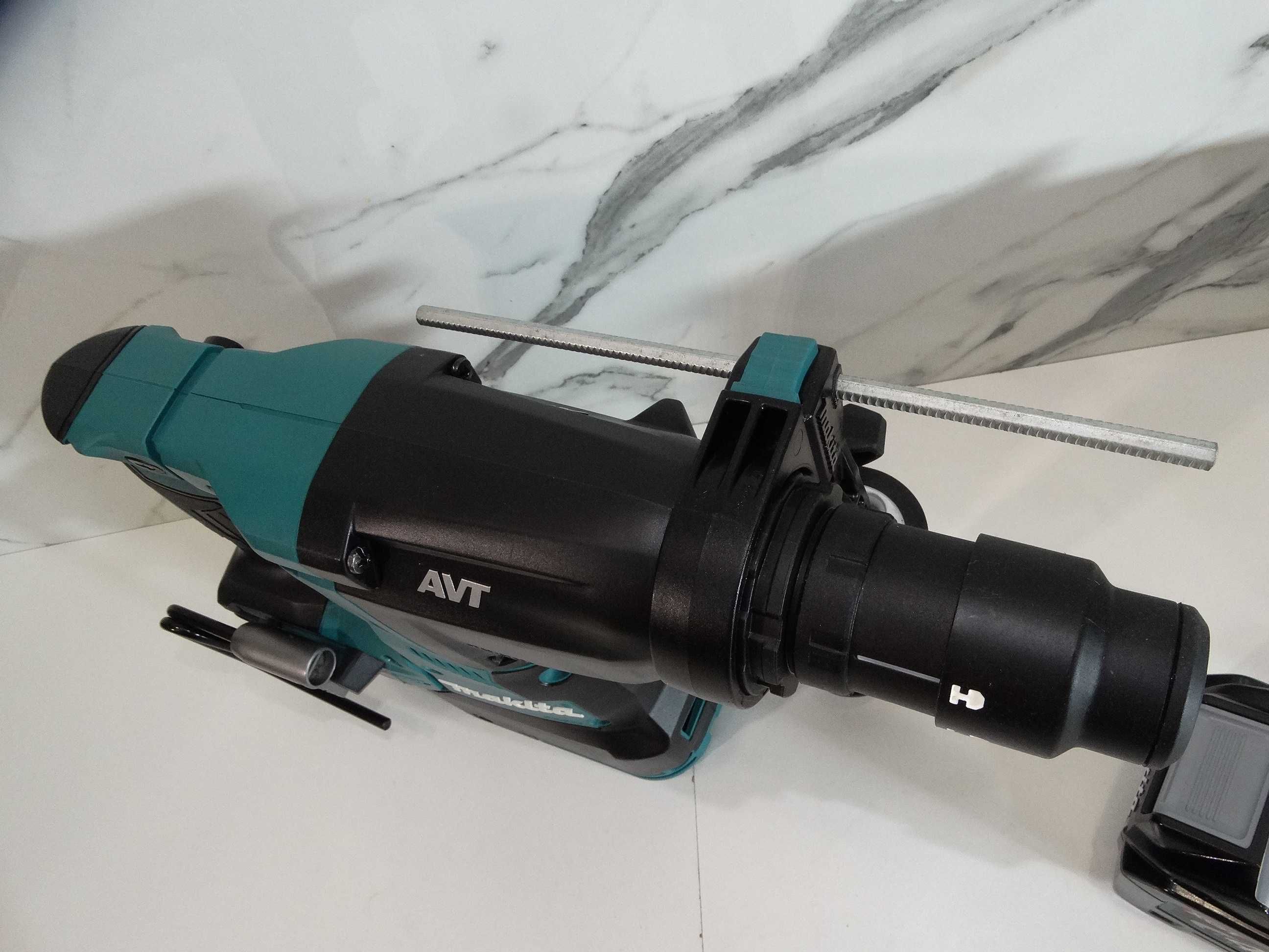 НОВО - Makita HR 004G / 40 V / 4.0 Ah - Перфоратор / XGT