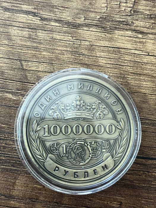 Позлатени монети и банкнота