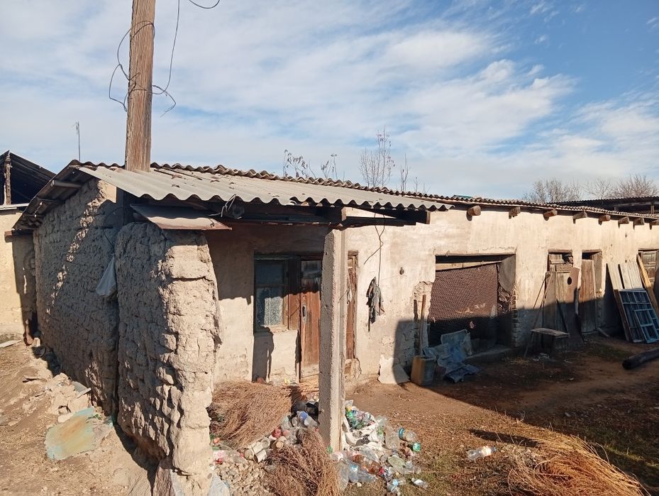 Hovli uy sotiladi holati yaxshi