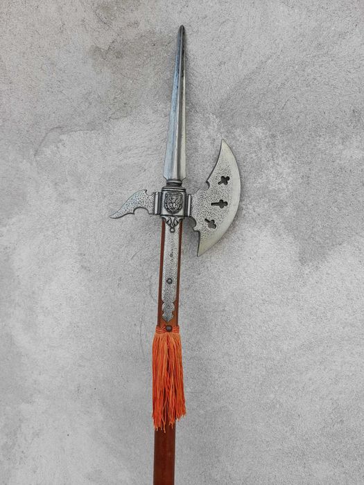 Колекция декоративни оръжия – пушка, арбалет, алебарда, мечове