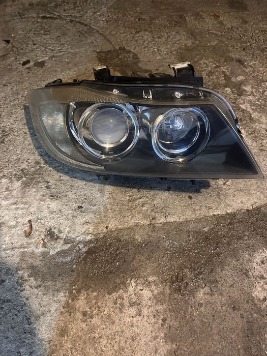 Продавам десен фар бмв е91/90 преди фейса