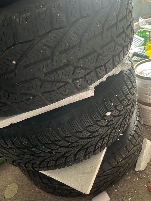 4 зимни гуми 195/65 15 + железни джанти комплект в добро състояние
