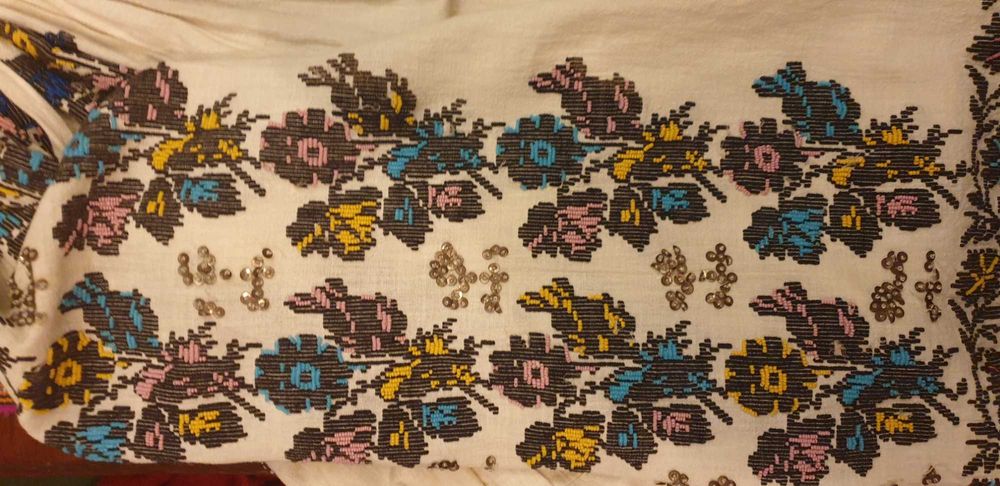 Ie tradițională brodata cu mărgele si paiete, model deosebit