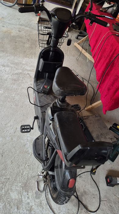 Vând Scuter Electric cu Pedale.
