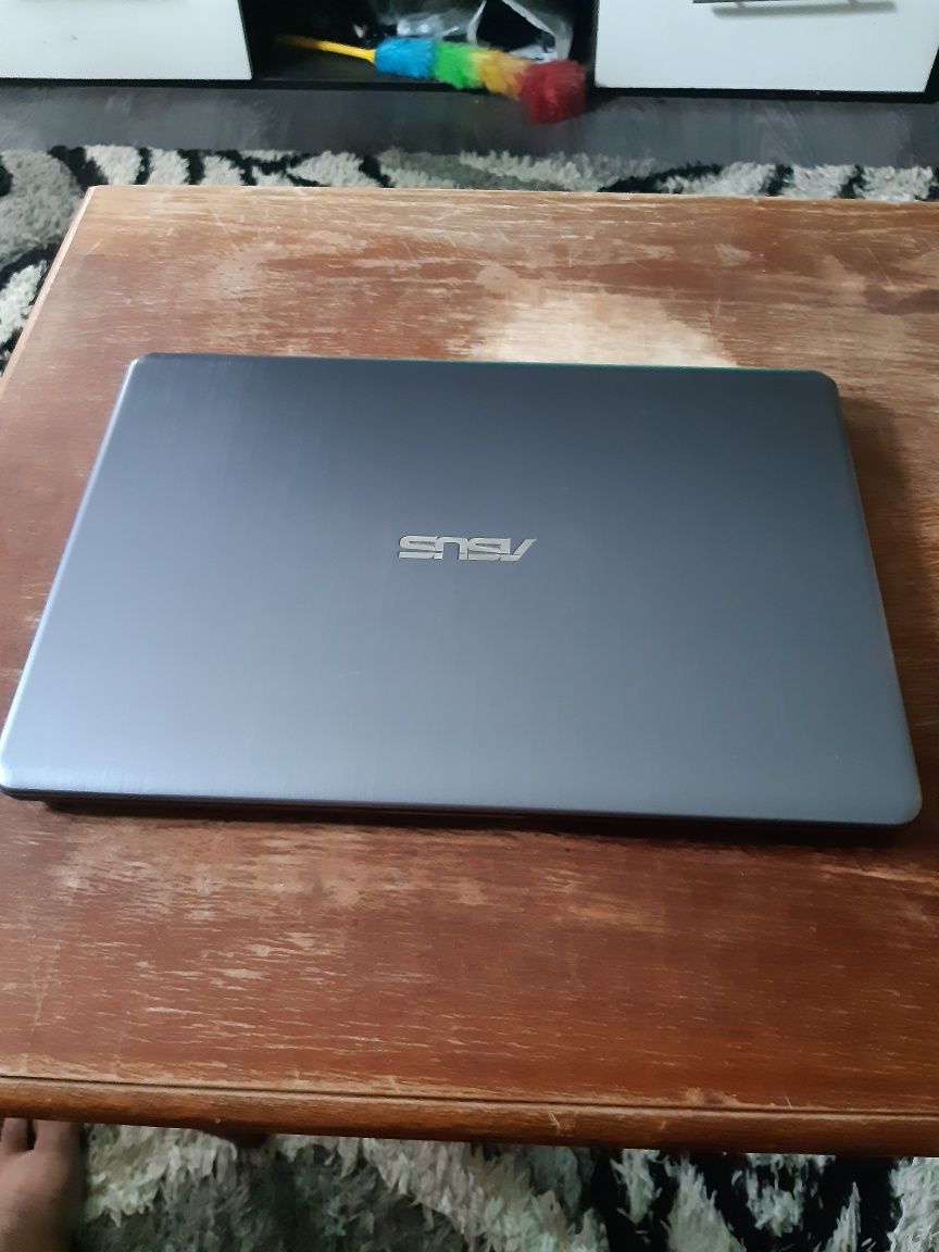 Laptop Asus E406N