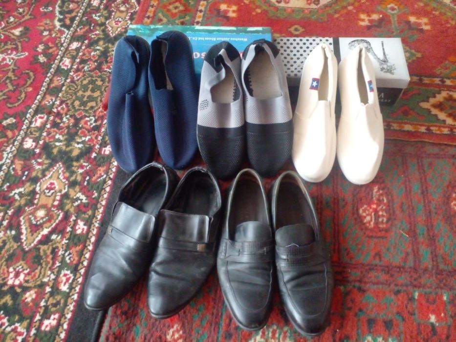 Oyoq kiyimlar sotiladi