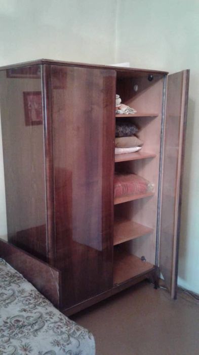 Шкаф бельевой с полками