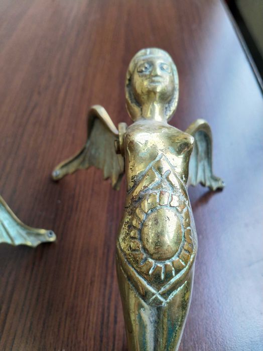 Масивни месингови фигури на ангели