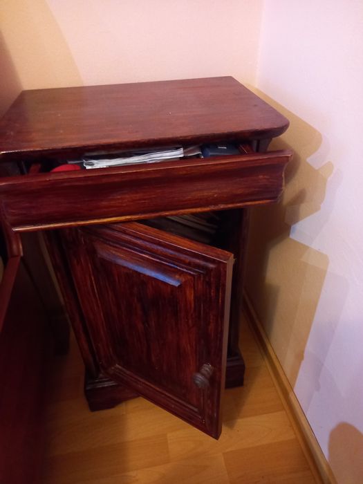 Vand noptiera din lemn,culoare inchisa,model vintage Louis Phillippe