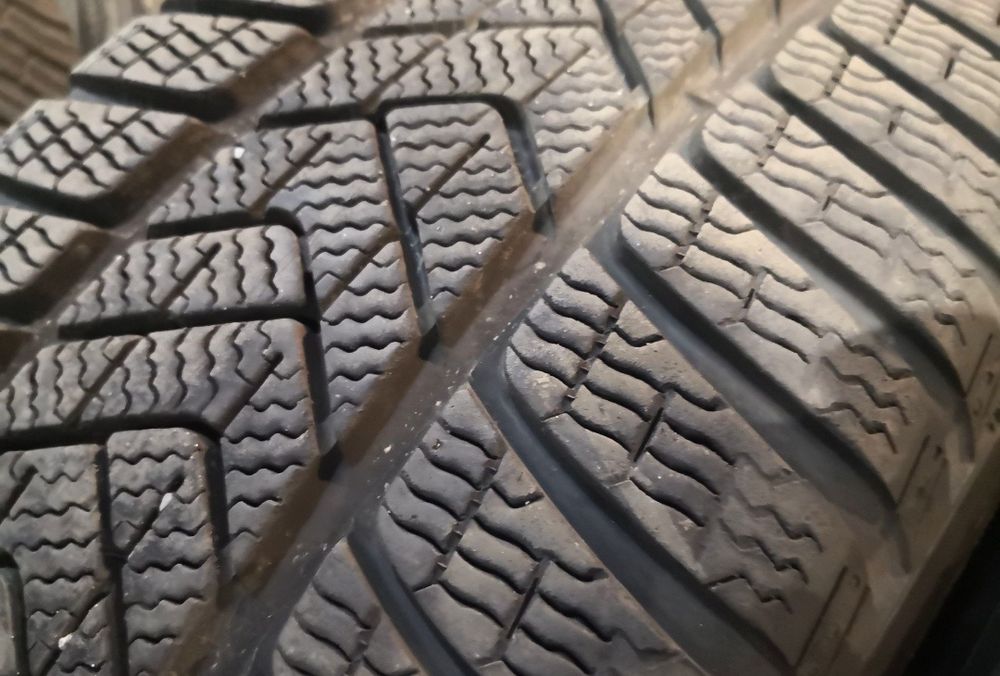225 40 19 цола Pirelli dot 23