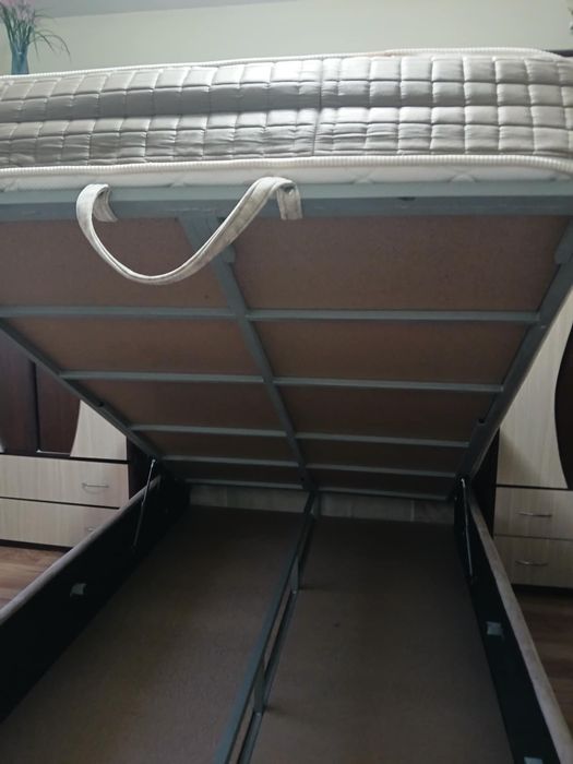 Pat de dormitor cu spațiu de depozitare