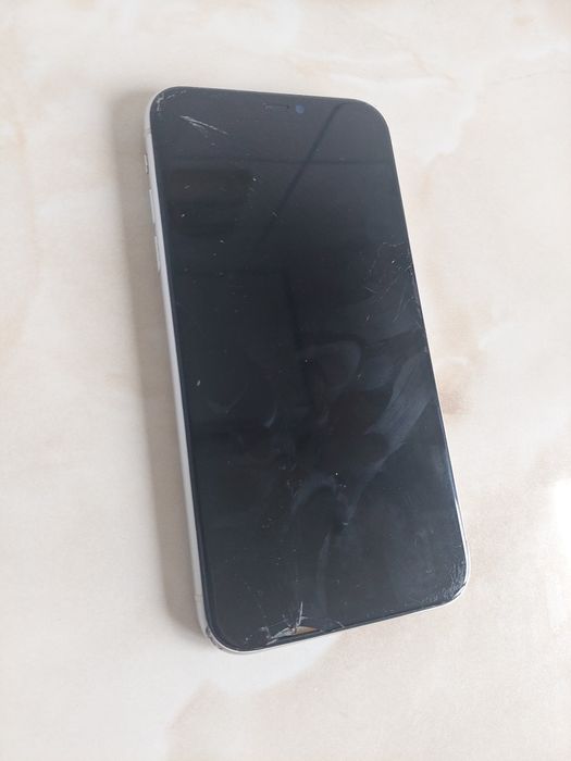 Vând Apple iPhone 11 White (spart) (pentru piese) //poze reale