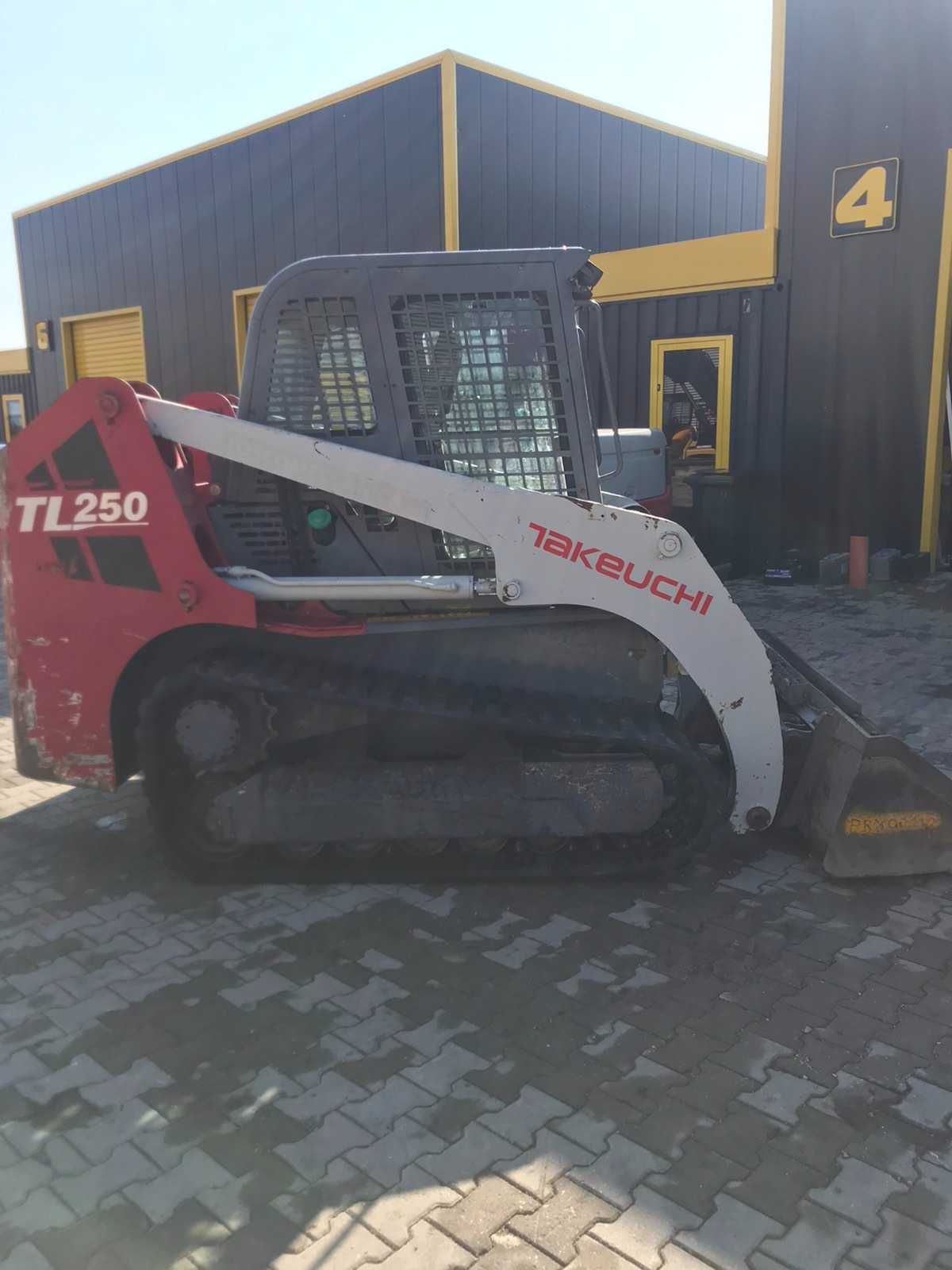 Верижен мини челен товарач 5 т. Takeuchi TL150 ПОД НАЕМ от Рентекс