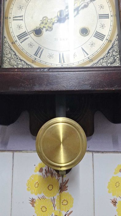 Ceas mecanic de perete cu pendul.