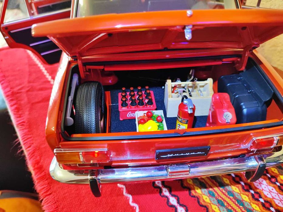 Макет на Жигули във мащаб 1/8 + аксесоари