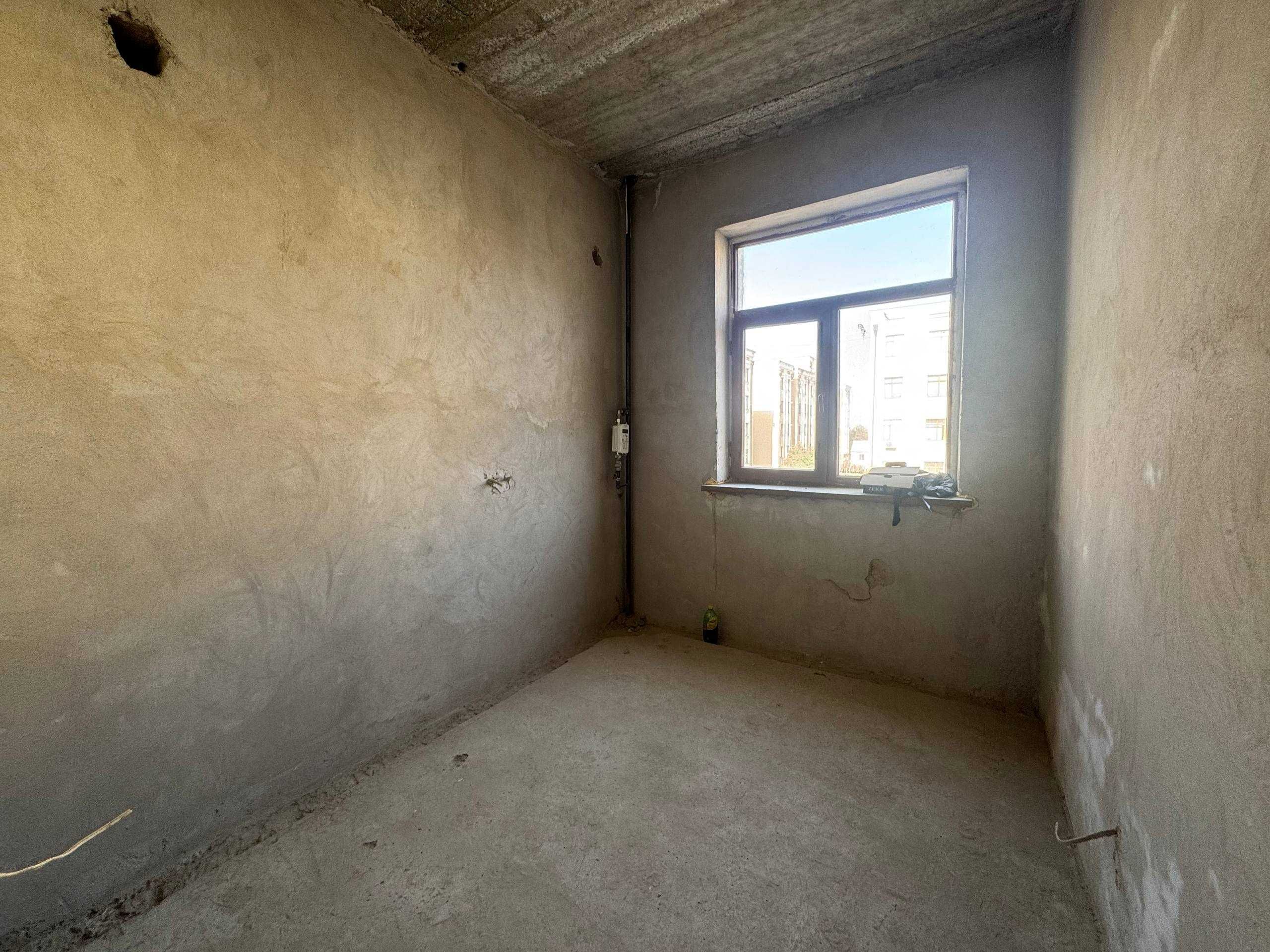 Buxoroda kvartira sotiladi 2 xonali 65m2 3-qavat.