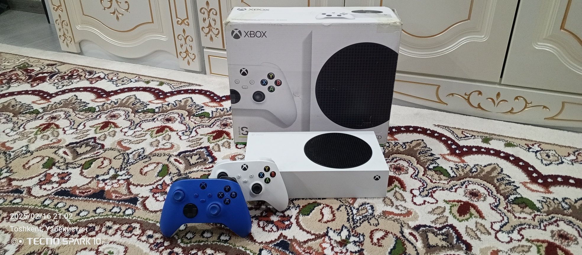 Продам Xbox series S 512 Гб 2 джойстик и акумлатор идеально состояние